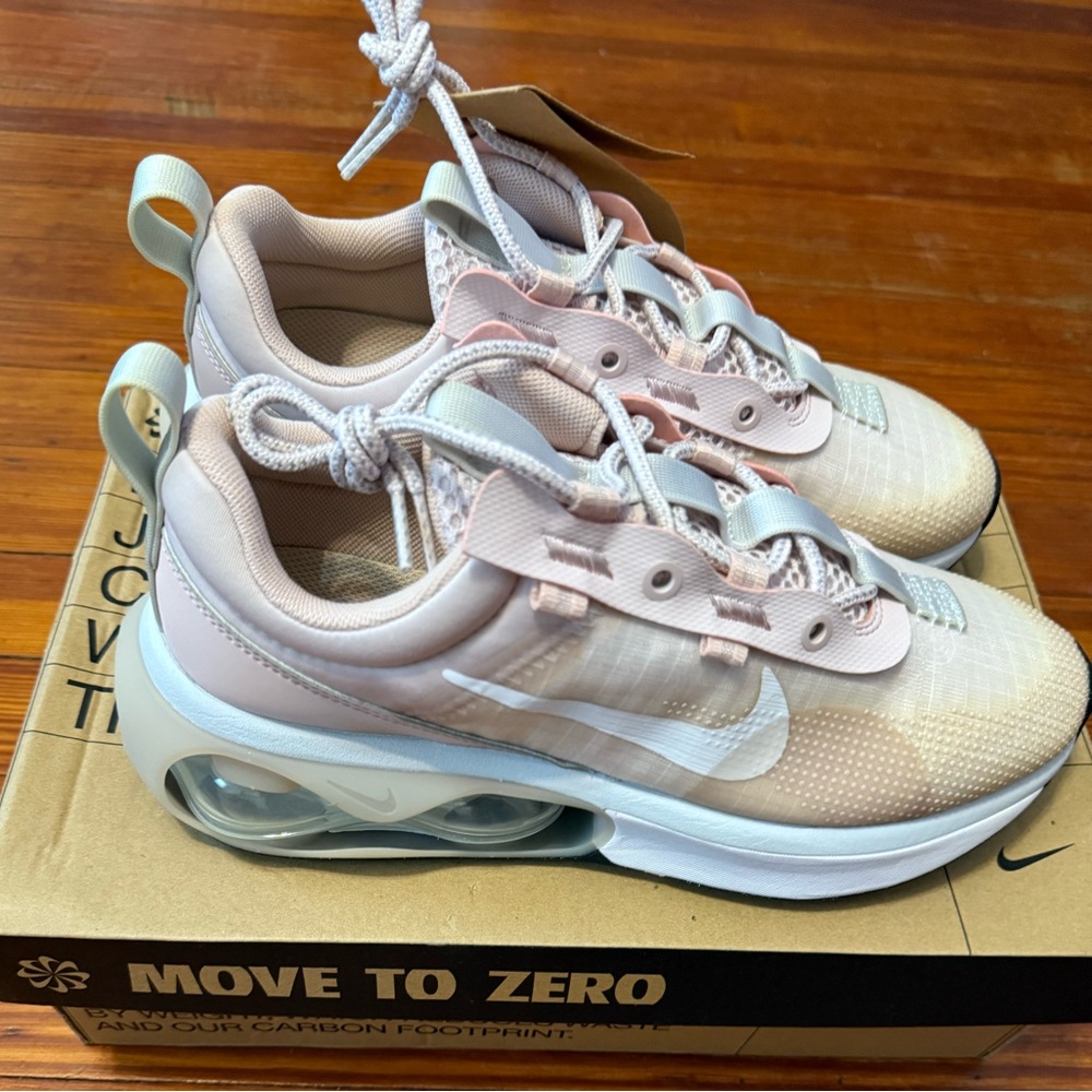 New in box Nike Airmax 21 Pink and White Sneakers size 38.5